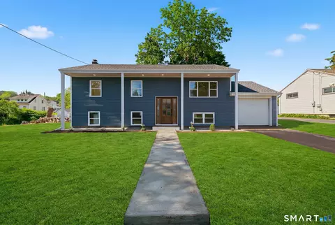 17 Fifth Ave, Waterford, CT 06385