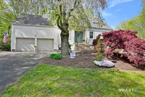 117 Rolling Hills Dr, Oxford, CT 06478