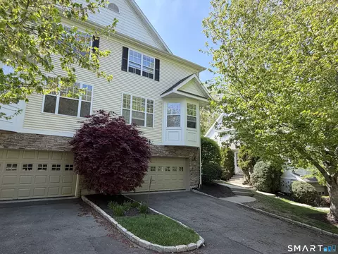 21 Woodcrest Ln #21, Danbury, CT 06810