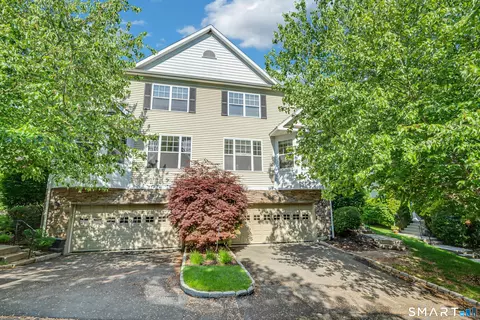 21 Woodcrest Ln #21, Danbury, CT 06810