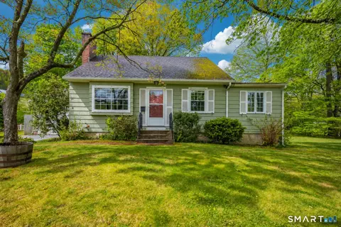 8 Stage Coach Rd, Bristol, CT 06010