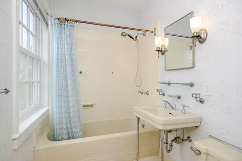 Bath - 49 Great Ring Rd, Sandy Hook, CT 06482 photo 2 of 3