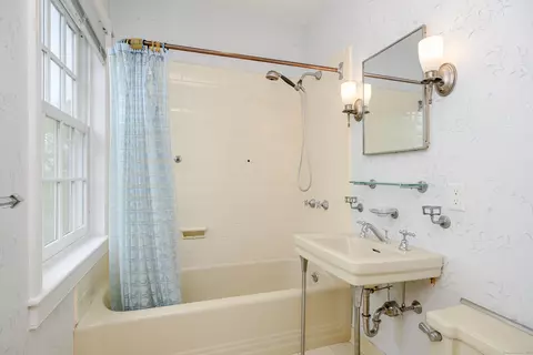 Bath - 49 Great Ring Rd, Sandy Hook, CT 06482 photo 2 of 3