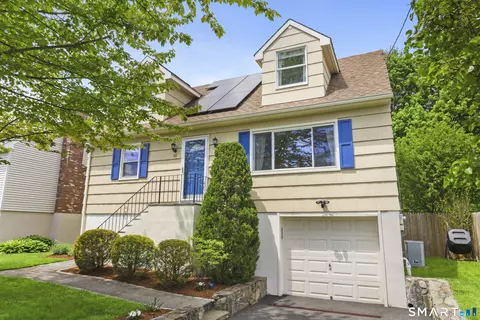 10 Leann Dr, Norwalk, CT 06851