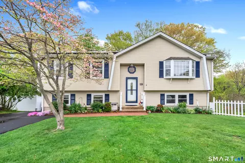 19 Robertson Dr, Hamden, CT 06518