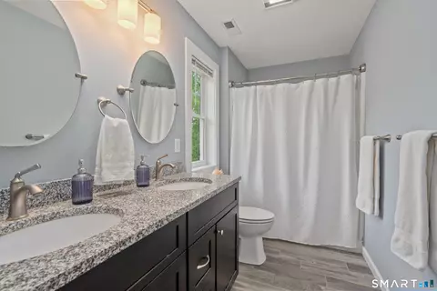 Bath - 39 Chapman Chase Chase, Windsor Locks, CT 06096 photo 2 of 3