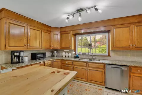 Kitchen - 72 Old Post Rd, Wethersfield, CT 06109 photo 2 of 4