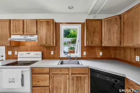 Kitchen - 13 Platt Ln, Deep River, CT 06417 photo 3 of 6