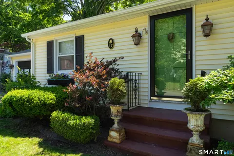 17 Grandview Ter, Essex, CT 06426