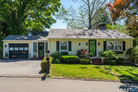 17 Grandview Ter, Essex, CT 06426