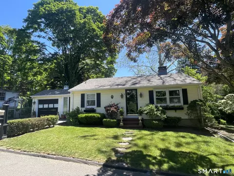 17 Grandview Ter, Essex, CT 06426