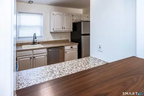 Kitchen - 75 Commodore Cmns #75, Derby, CT 06418 photo 5 of 6