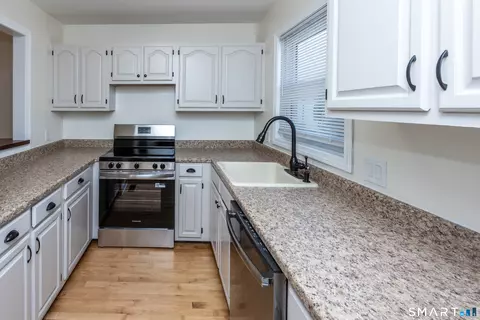Kitchen - 75 Commodore Cmns #75, Derby, CT 06418 photo 1 of 6