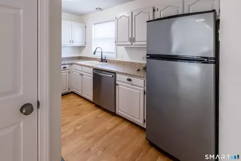 Kitchen - 75 Commodore Cmns #75, Derby, CT 06418 photo 3 of 6