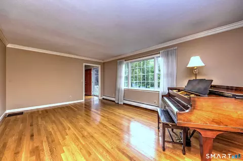 Living - 41 Tuttle Ct, Bethany, CT 06524 photo 2 of 8