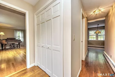 Entry Way - 41 Tuttle Ct, Bethany, CT 06524 photo 1 of 5