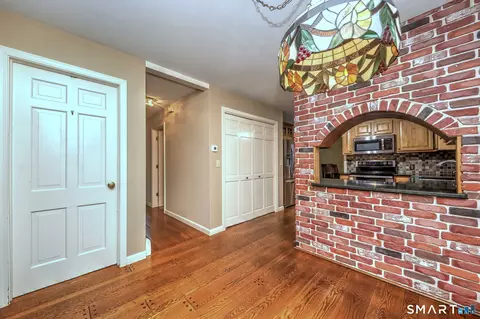 Entry Way - 41 Tuttle Ct, Bethany, CT 06524 photo 2 of 5