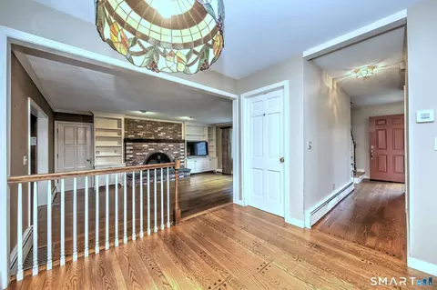 Entry Way - 41 Tuttle Ct, Bethany, CT 06524 photo 3 of 5