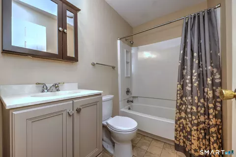 Bath - 41 Tuttle Ct, Bethany, CT 06524 photo 2 of 3