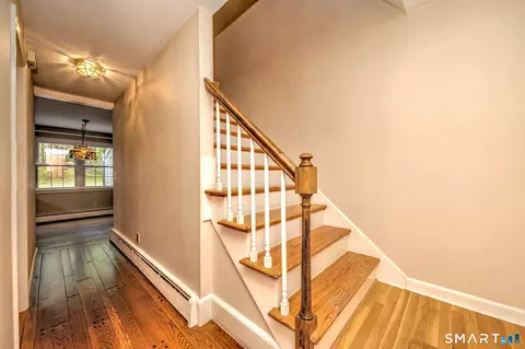 Entry Way - 41 Tuttle Ct, Bethany, CT 06524 photo 4 of 5