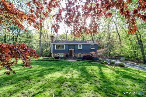 28 Fieldcrest Dr, Ridgefield, CT 06877