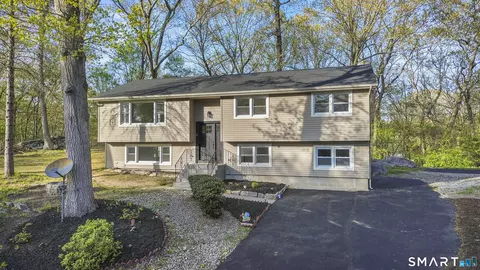 30 Patricia Ct, Gales Ferry, CT 06335