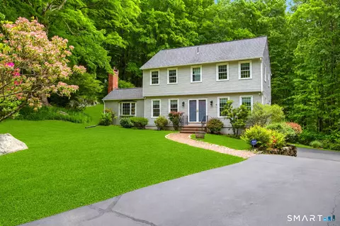 29 Hungry Hill Cir, Guilford, CT 06437