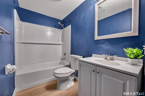 Bath - 185 Spring St #185, Wethersfield, CT 06109 photo 2 of 2