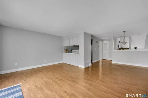 Living - 185 Spring St #185, Wethersfield, CT 06109 photo 2 of 5