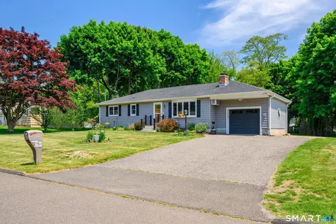 13 Valley Stream Dr, Danbury, CT 06811