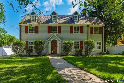 9 Bainbridge Rd, West Hartford, CT 06119