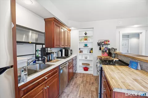67 Pomfret St, Putnam, CT 06260