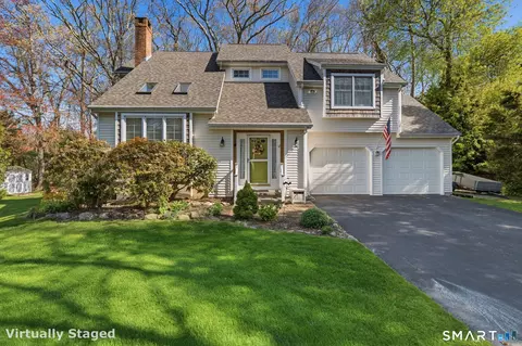 12 Lindros Ln, Waterford, CT 06385