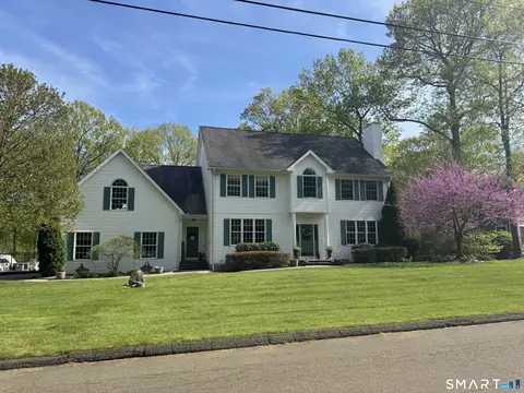 37 Oakwood Ln, Hamden, CT 06518