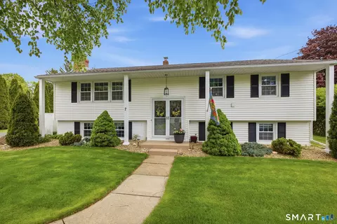 7 Stardust Dr, Enfield, CT 06082