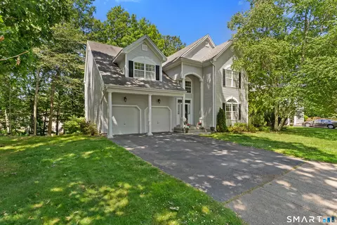 40 Lexington Way N, Milford, CT 06461