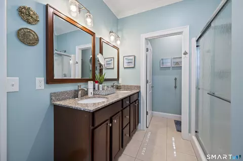 Bath - 11 Webster Ln #6, Middletown, CT 06457 photo 1 of 3