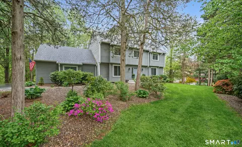 22 Walts Hl, Bloomfield, CT 06002