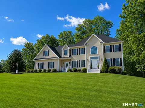 4 Ortense Dr, Wallingford, CT 06492