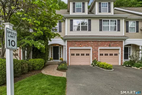 12 Schoolhouse Dr #12, West Hartford, CT 06110