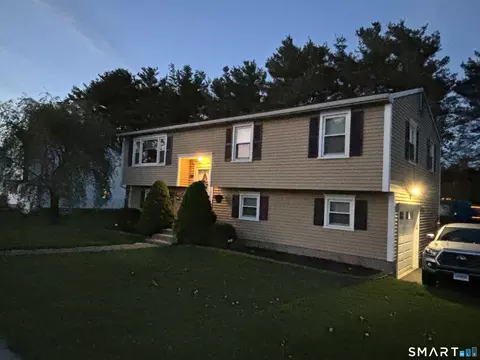 126 Cartpath Dr, Meriden, CT 06450