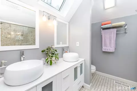 Bath - 8 Whitward Pl, Windsor, CT 06095 photo 2 of 4