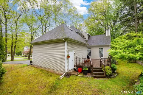 Exterior - 8 Whitward Pl, Windsor, CT 06095 photo 5 of 10