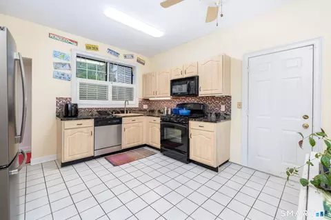 Kitchen - 8 Whitward Pl, Windsor, CT 06095 photo 2 of 3