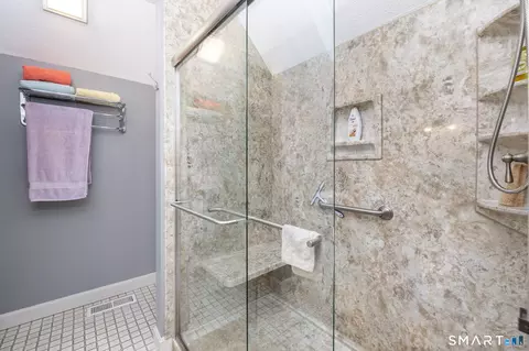 Bath - 8 Whitward Pl, Windsor, CT 06095 photo 3 of 4