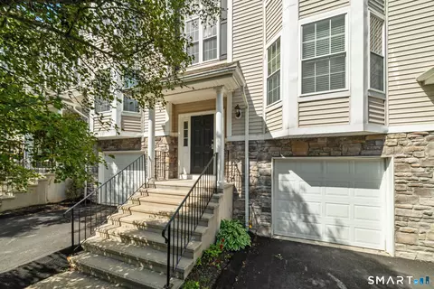 805 Sienna Dr #805, Danbury, CT 06810