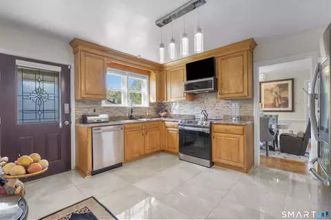 Kitchen - 10 Barraclough Ave, Hamden, CT 06517 photo 1 of 2