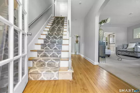 Entry Way - 10 Barraclough Ave, Hamden, CT 06517 photo 1 of 3