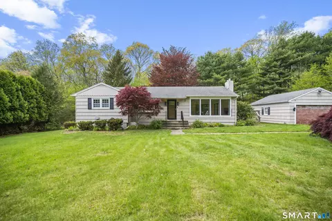 846 Vauxhall St Ext, Quaker Hill, CT 06375