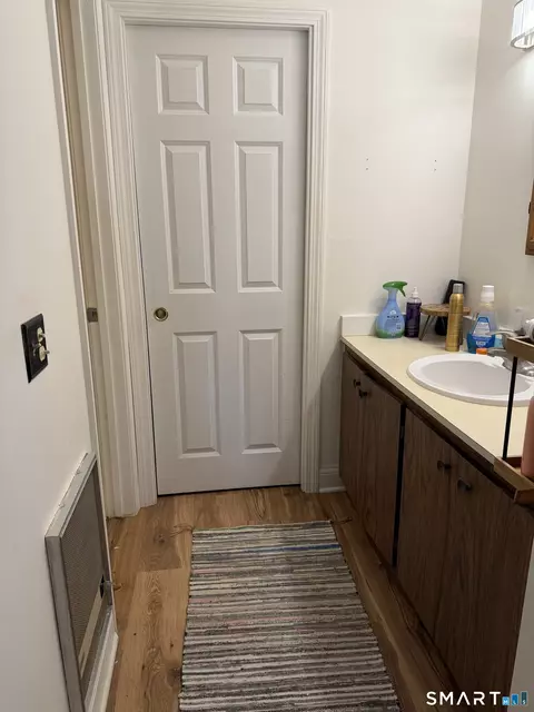 Bath - 9 Pilgrim Hbr #B, Wallingford, CT 06492 photo 1 of 4
